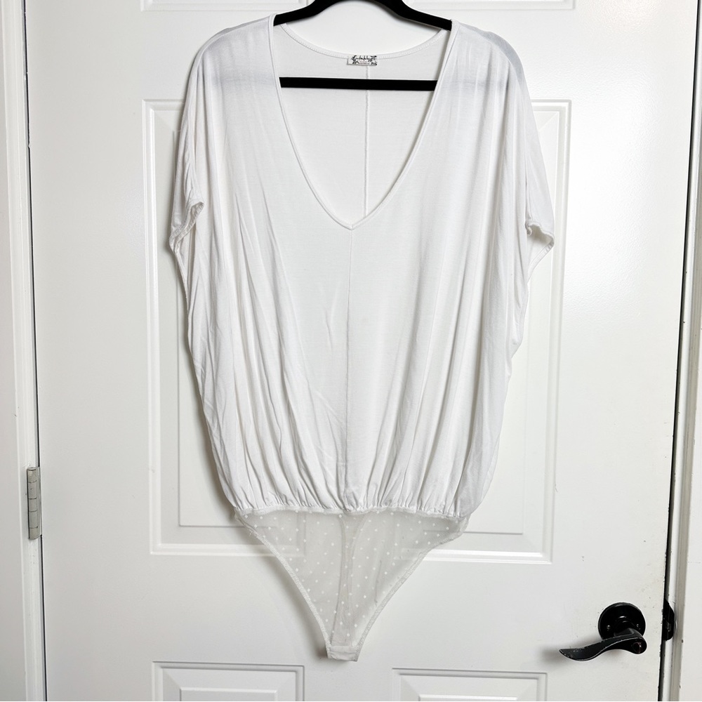 Free People White v-neck t-shirt bodysuit size medium